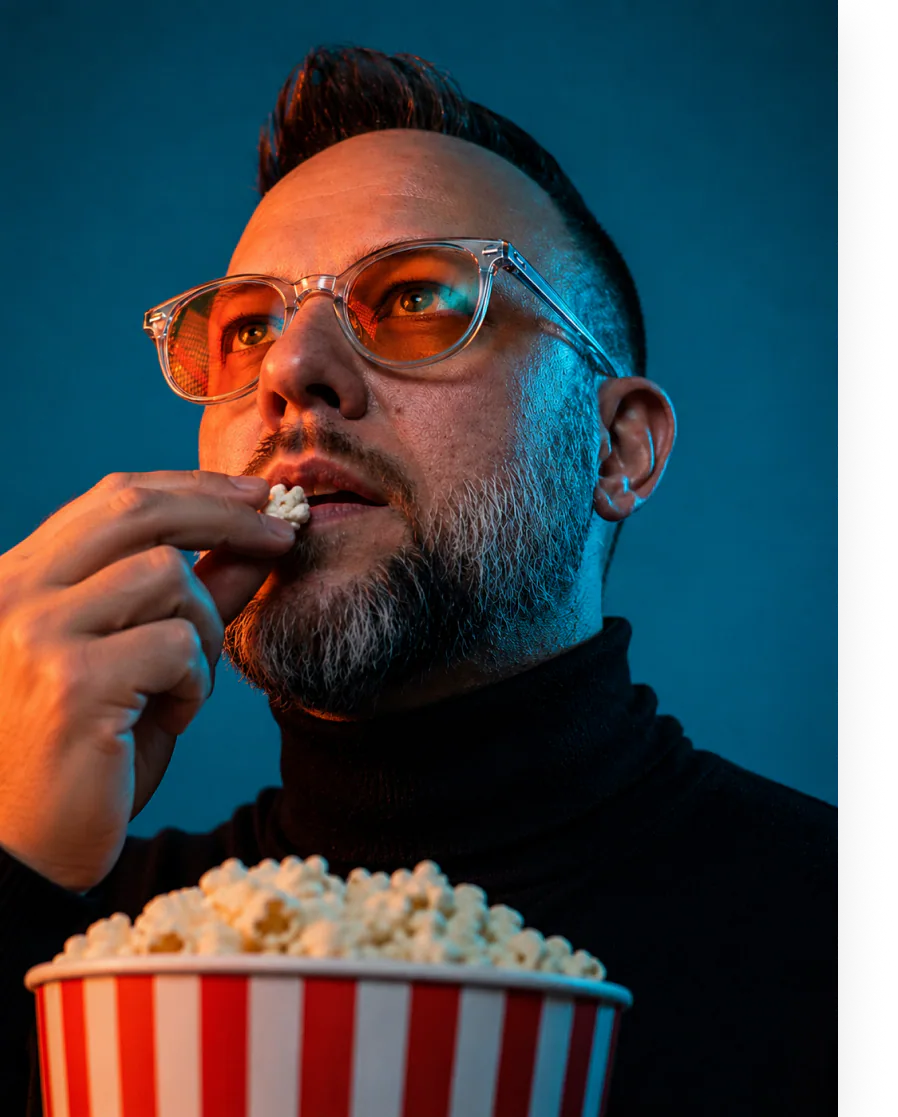 Shaun Scholtz eating popcorn