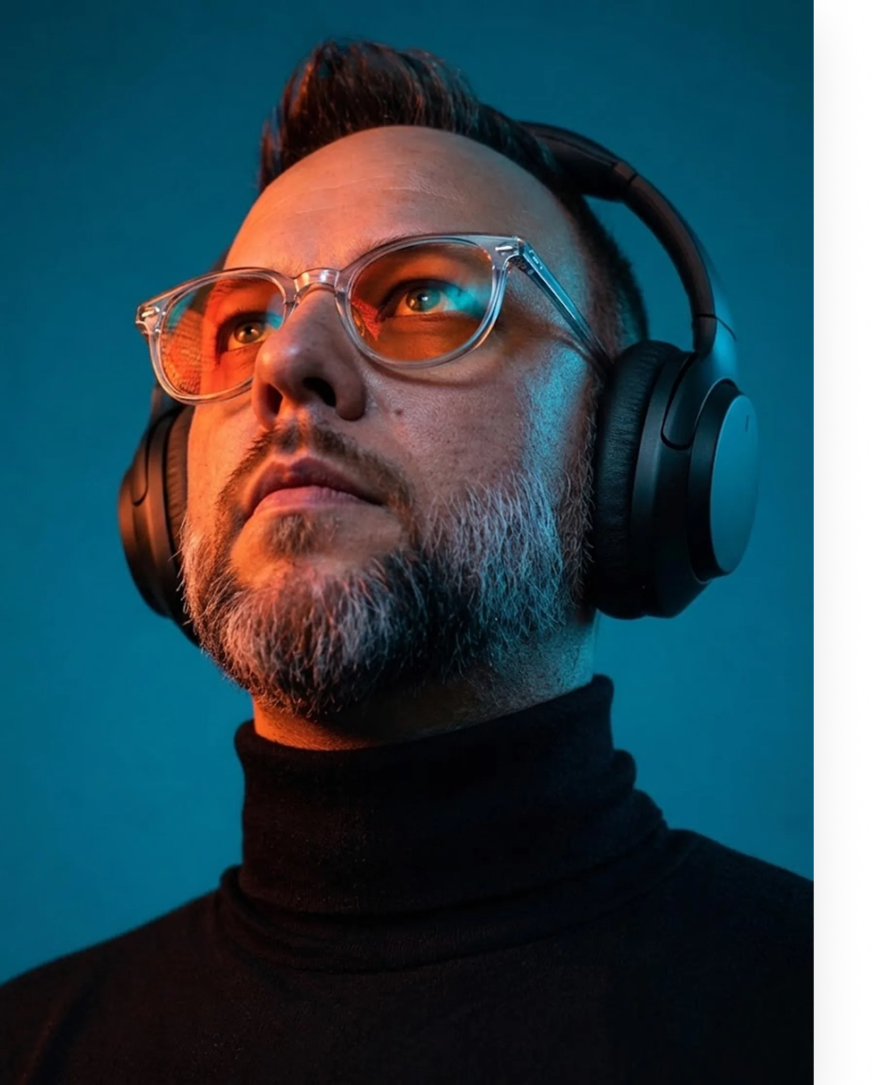 Shaun Scholtz wearing headphones