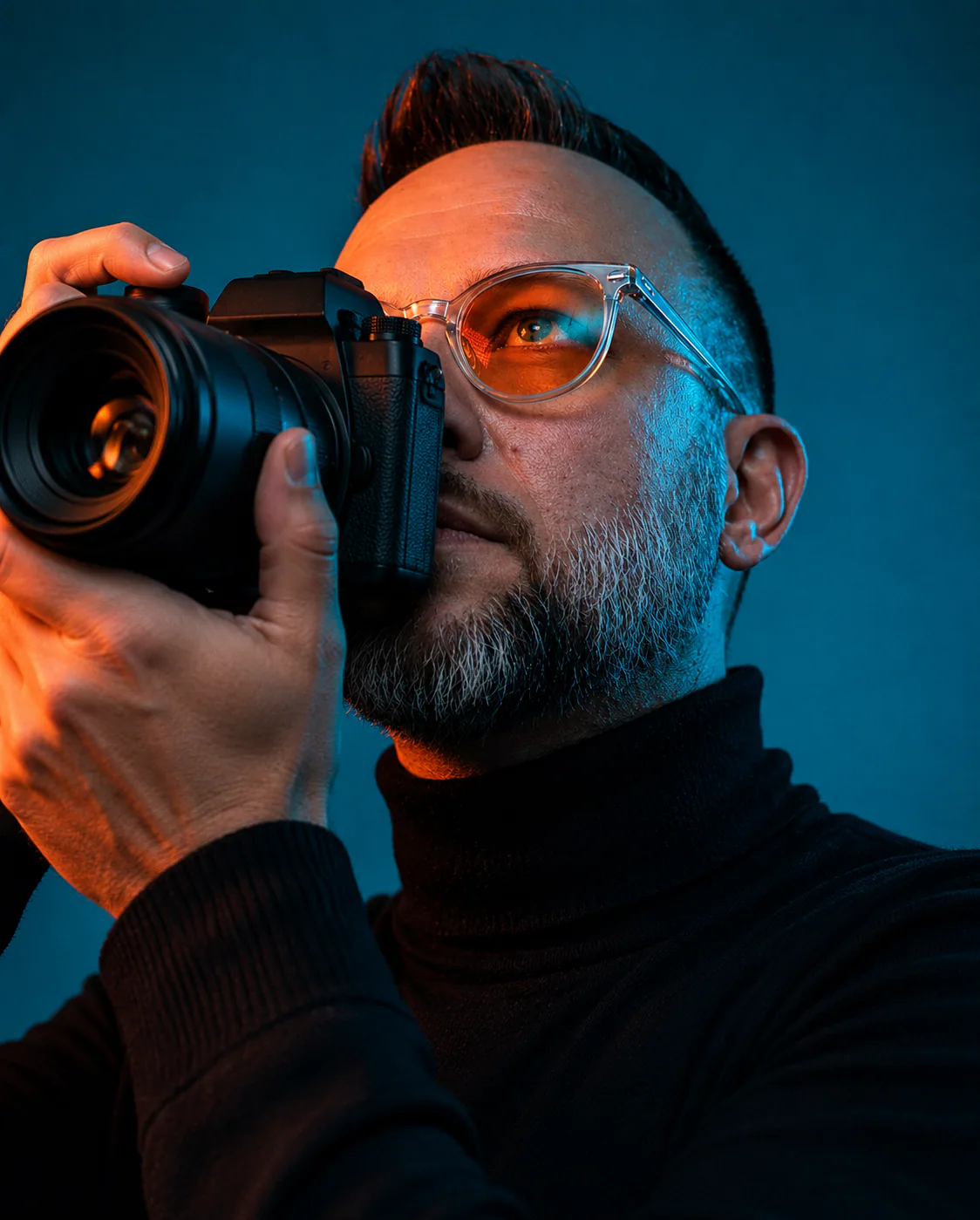 Shaun Scholtz looking through a camera